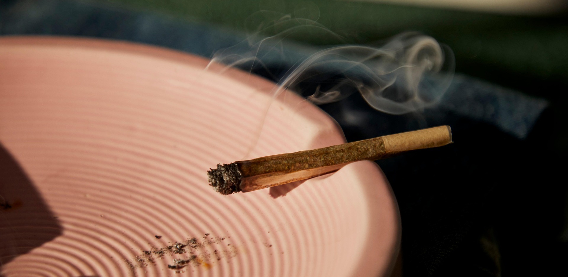 A smoking joint sitting in an ashtray